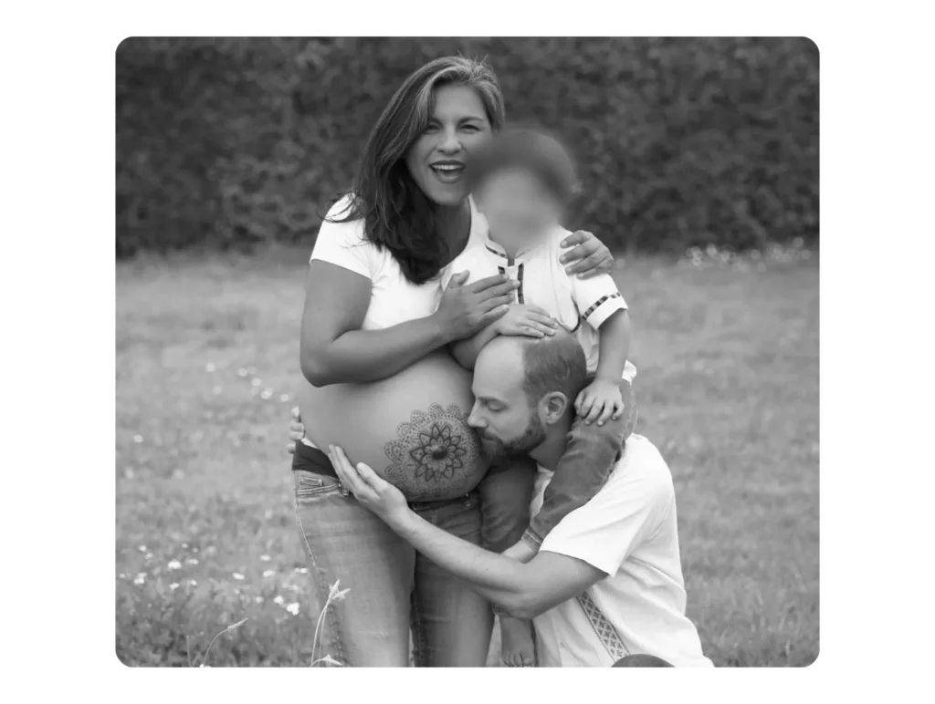 Elisa-con-su-primer-hijo-embarazada-con-un-mandala-en-su-panza-y-su-esposo-Franz-abrazando-al-bebe-en la panza