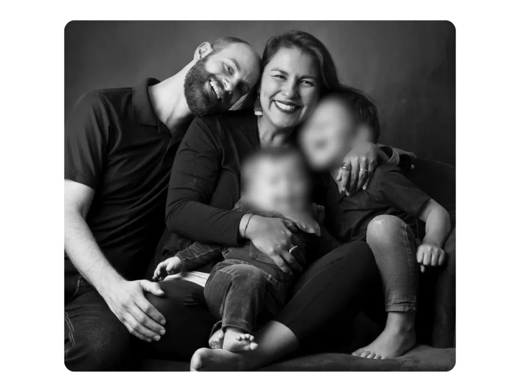 Retrato de Elisa con su familia, su esposo y sus dos hijos pequeños, disfrutando de su maternidad a