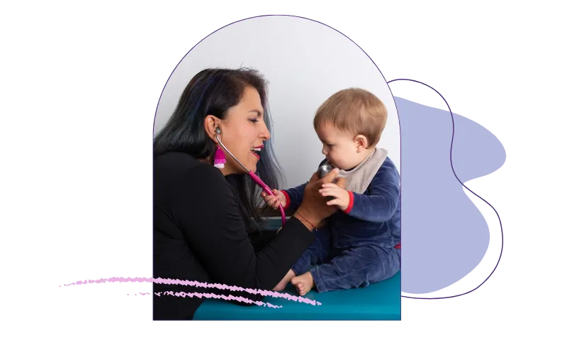 Retrato de la Doctora Elisa Gaona Pediatra y gastropediatra escuchando el corazón de su hijo de 6 meses, con un estetoscopio