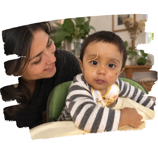 bebé usando el metodo recomendado por profesionales para alimentarse blw bliss